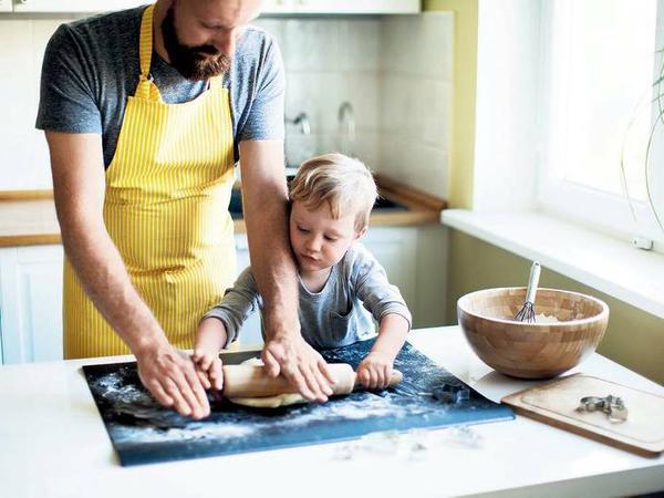 Backen! Die Nummer mit der Teigrolle und den Förmchen würde vielleicht auch ganz gut zu Ostern passen. Aber da muss man ja schon wieder Rasen mähen.