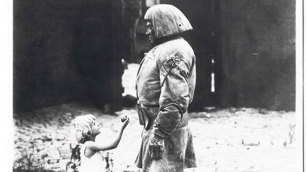Komm und spiel mit mir. Paul Wegener als Golem. Stummfilm-Standfoto von 1920.