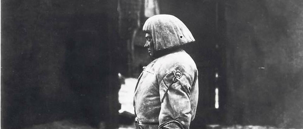 Komm und spiel mit mir. Paul Wegener als Golem. Stummfilm-Standfoto von 1920.