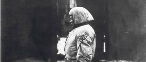 Komm und spiel mit mir. Paul Wegener als Golem. Stummfilm-Standfoto von 1920.