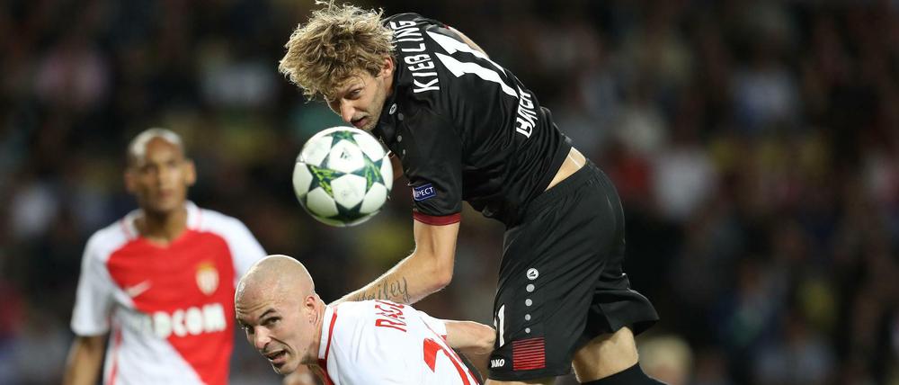 Monacos Andrea Raggi (l.) gegen Leverkusens Stefan Kiessling.