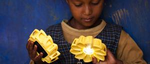 Die Solarlampen brauchen nur fünf Stunden Sonne, um zehn Stunden Licht zu liefern. 