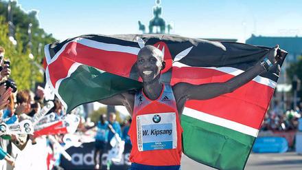 Ostafrikanische Siegerpose. Seit 1999 haben beim Berlin-Marathon nur Läufer aus Kenia und Äthiopien gewonnen. Vor drei Jahren siegte Wilson Kipsang. 