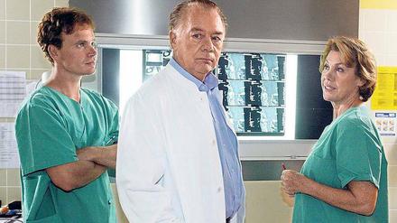 Was? Kittel ausziehen? Klausjürgen Wussow alias Dr. Brinkmann schaut so traurig, als beträfe ihn die aktuelle Debatte. So kurzärmelig rumgelaufen wie seine Mitarbeiter ist er nur selten. Nicht als Chefarzt! 