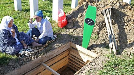 Frauen trauern um einen Angehörigen, der bei dem Massaker in Srebrenica ermordet wurde.
