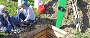 Frauen trauern um einen Angehörigen, der bei dem Massaker in Srebrenica ermordet wurde.