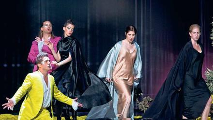Drama. Szene aus „Così fan tutte“ in der Deutschen Oper. 