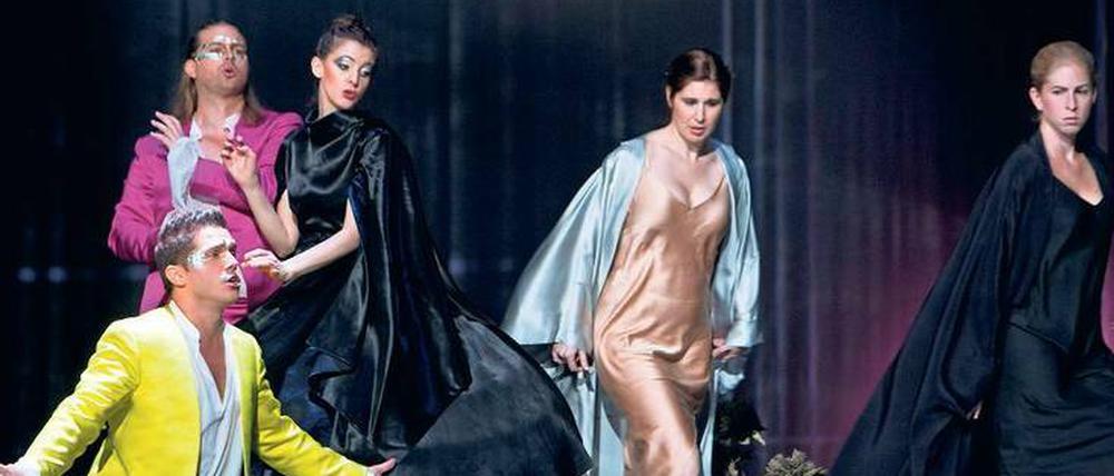 Drama. Szene aus „Così fan tutte“ in der Deutschen Oper.