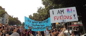 Bi-Furious statt Bi-Curious: Bisexuelle demonstrieren auf dem Kreuzberger CSD.