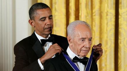 Auszeichnung: US-Präsident Barack Obama mit Shimon Peres im Juni 2012. 