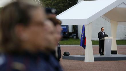 Weit weg: Präsident Hollande besuchte zwar die Hafenstadt Calais, nicht jedoch das umstrittene Flüchtlingscamp in der Nähe. 