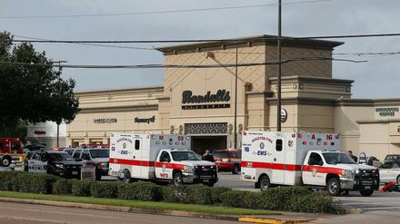 Krankenwagen stehen in Houston an einem Einkaufszentrum bereit. In der Nähe verletzte ein offenbar frustrierter Rechtsanwalt durch Schüsse neun Menschen, einen davon schwer.