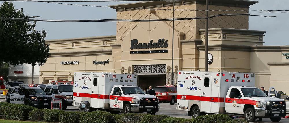 Krankenwagen stehen in Houston an einem Einkaufszentrum bereit. In der Nähe verletzte ein offenbar frustrierter Rechtsanwalt durch Schüsse neun Menschen, einen davon schwer.