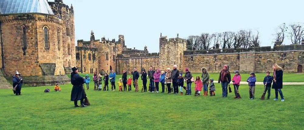 Alle aufsitzen. Auch erwachsene „Harry Potter“-Leser sind beim Crashkurs Besenreiten zugelassen.