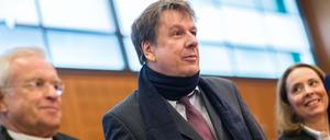 Jörg Kachelmann steht im Gericht zwischen seinen Anwälten Johann Schwenn und Ann Marie Welker.