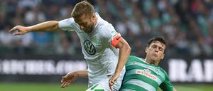Bremens Zlatko Junuzovic (r) im Zweikampf mit Wolfsburgs Jakub Blaszczykowski.