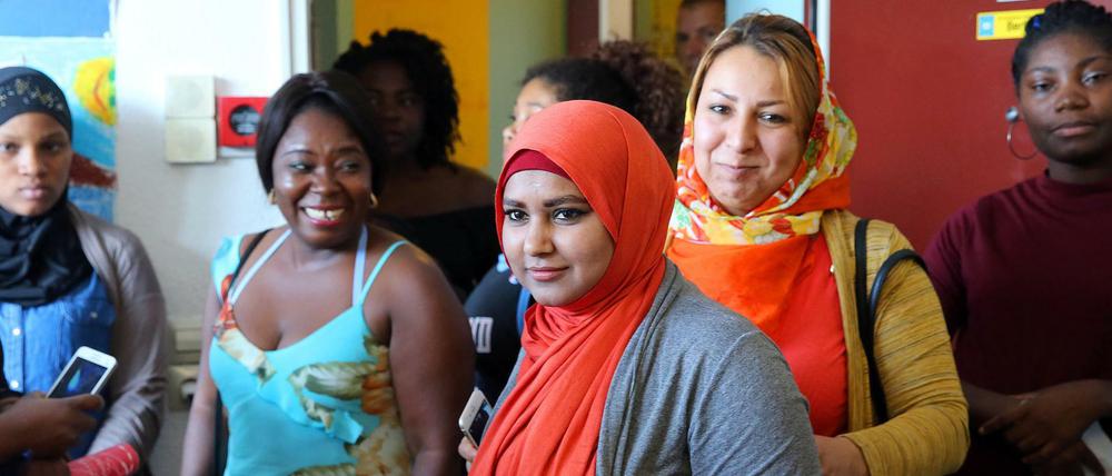 Junge Frauen verschiedener Nationalitäten in Berlin.