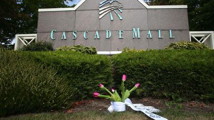 In Gedenken an die Opfer wurden Blumen vor dem Einkaufszentrum in Burlington niedergelegt.