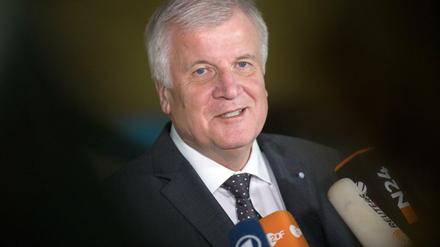 Es gebe nun eine Serie von Gesprächen mit Angela Merkel - „öffentliche, halb öffentliche und nicht öffentliche“, sagte Horst Seehofer.