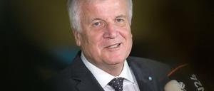 Es gebe nun eine Serie von Gesprächen mit Angela Merkel - „öffentliche, halb öffentliche und nicht öffentliche“, sagte Horst Seehofer.