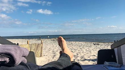 Füße hoch. Noch genießt der Strandschläfer die meditative Atmosphäre.
