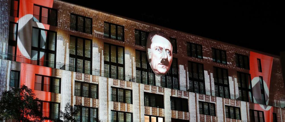 Gruselig. Hitler leuchtete von der Mall of Berlin.