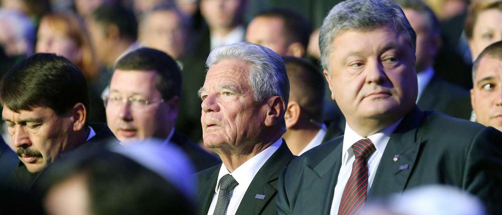 Bundespräsident Joachim Gauck (Mitte) mit dem ukrainischen Präsidenten Petro Poroschenko (rechts)