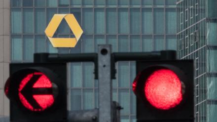 Rot: Die Aktionäre der Commerzbank müssen sich einem Pressebericht zufolge auf eine Streichung der gerade erst wieder aufgenommenen Dividendenzahlung einstellen.