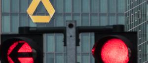Rot: Die Aktionäre der Commerzbank müssen sich einem Pressebericht zufolge auf eine Streichung der gerade erst wieder aufgenommenen Dividendenzahlung einstellen. 