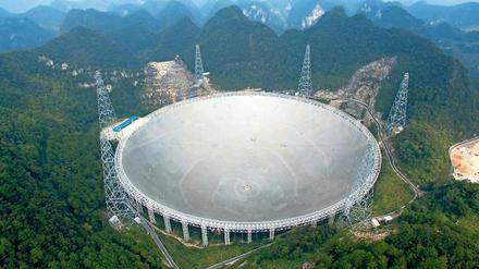 Äußerst sensibel. Das 500-Meter-Teleskop wurde in eine Karstlandschaft gebaut. Es ist doppelt so empfindlich wie die Anlage in Arecibo (Puerto Rico). 
