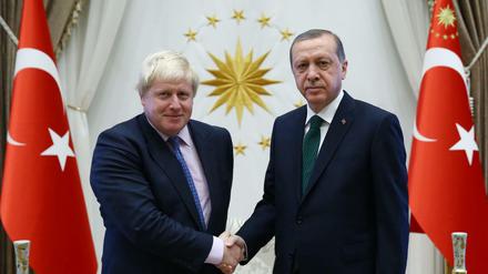 Boris Johnson (l) mit dem türkischen Premierminister Recep Tayyip Erdogan.