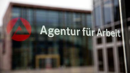 Die Eingangstür der Agentur für Arbeit in Nürnberg. 