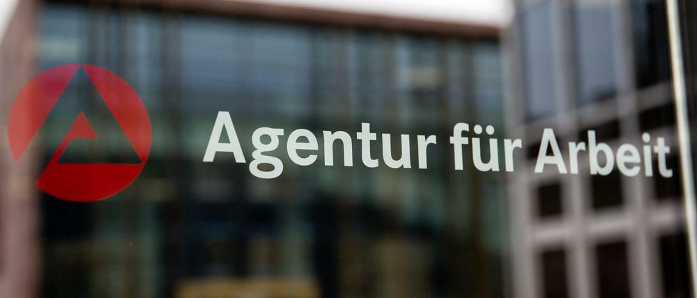 Die Eingangstür der Agentur für Arbeit in Nürnberg.