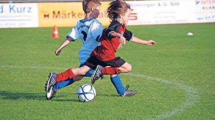 Hinter die Spielfeldlinie. Viele Eltern glauben, ihre Söhne müssten in die Bundesliga und nehmen ihren Kindern den Spaß. Foto: Joker/Imago