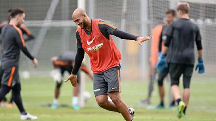 Nur Fliegen ist schöner. John-Anthony Brooks trifft im Training wie er will.