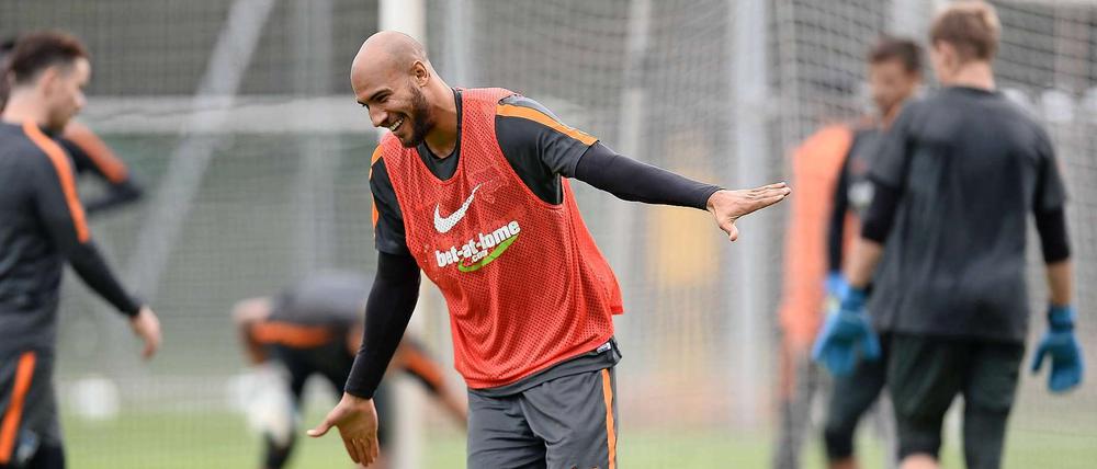 Nur Fliegen ist schöner. John-Anthony Brooks trifft im Training wie er will.