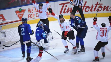 Späte Treffer, großer Jubel. Die Kanadier feiern mal wieder einen Turniersieg im Eishockey.