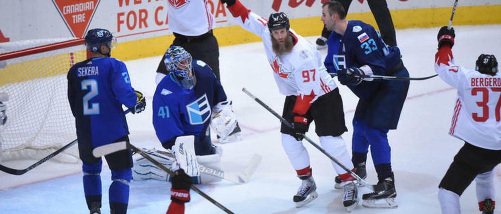 Späte Treffer, großer Jubel. Die Kanadier feiern mal wieder einen Turniersieg im Eishockey.