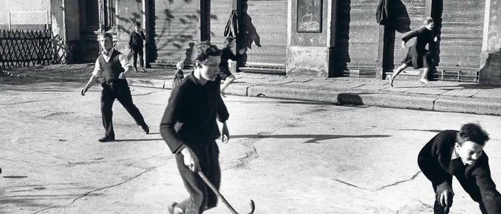 Nur in Schwarz-Weiß. Larsson interessiert sich gleichermaßen für beide Hälften der Stadt. Hier zeigt er Jungen in Ost-Berlin 1963 beim Hockey.