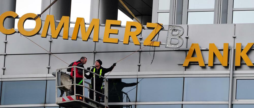 Arbeiter demontieren 2013 in Frankfurt am Main (Hessen) den Schriftzug an einer Commerzbankfiliale.