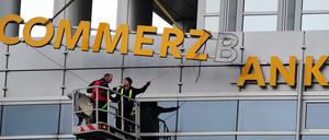 Arbeiter demontieren 2013 in Frankfurt am Main (Hessen) den Schriftzug an einer Commerzbankfiliale.