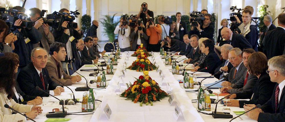 Das erste Mal in großer Runde: Die Teilnehmer Deutschen Islam Konferenz 2006.