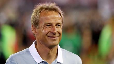 Noch US-Trainer, bald auf der Insel? Jürgen Klinsmann hat gut Lächeln.