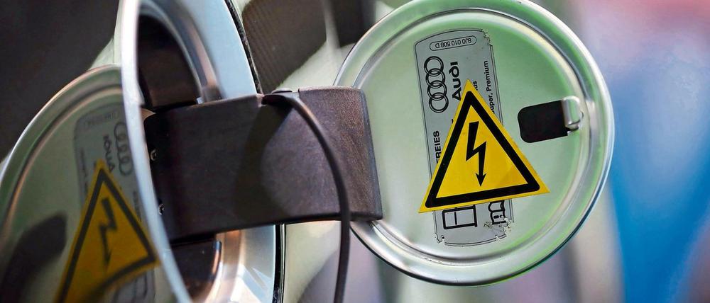 Der Tankdeckel eines zum Elektrofahrzeug umgebauten Audi R8.
