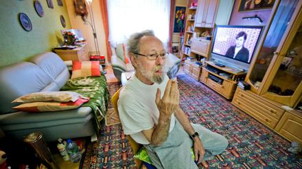 Friedhelm Adolfs sitzt rauchend in seiner Wohnung in Düsseldorf (Nordrhein-Westfalen).