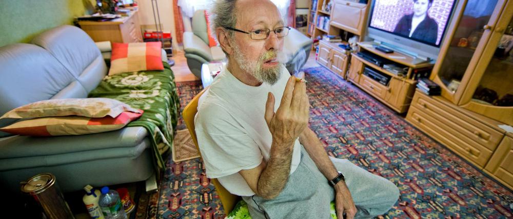 Friedhelm Adolfs sitzt rauchend in seiner Wohnung in Düsseldorf (Nordrhein-Westfalen).
