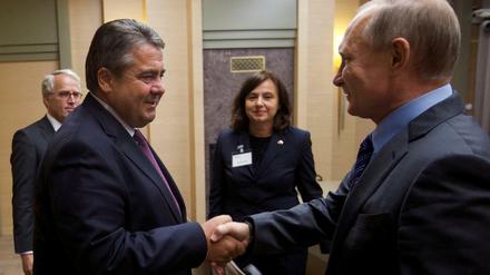 Wirtschaftsminister und SPD-Chef Sigmar Gabriel traf vergangene Woche in Moskau Präsident Wladimir Putin. Die Idee, vor der russischen und amerikanischen Botschaft für Frieden in Syrien zu demonstrieren, hat Gabriel wieder aufgegeben.