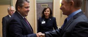 Wirtschaftsminister und SPD-Chef Sigmar Gabriel traf vergangene Woche in Moskau Präsident Wladimir Putin. Die Idee, vor der russischen und amerikanischen Botschaft für Frieden in Syrien zu demonstrieren, hat Gabriel wieder aufgegeben.