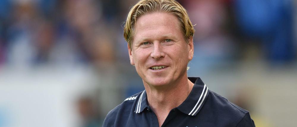 Der neue HSV-Trainer Markus Gisdol, noch im Logo-Shirt seines alten Arbeitgebers.
