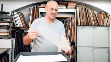 Das dünnste Papier, das Gangolf Ulbricht herstellen kann, wiegt nur zwei Gramm.